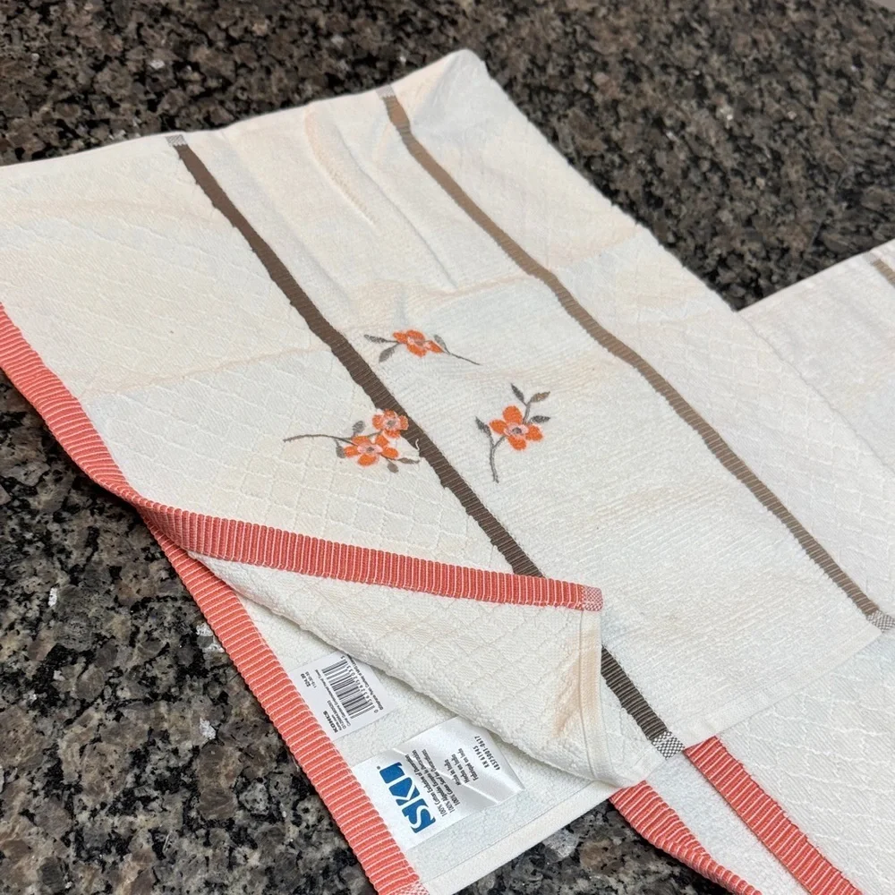 Kohl's Coral and White floral Embroidered Bath Towel set NWT